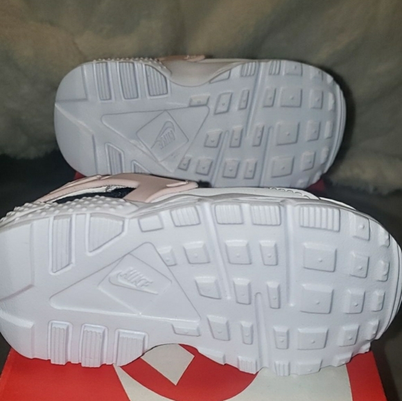 Infant Nike shoes - Picture 3 of 3